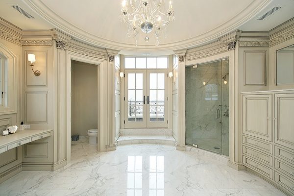 Salle de bains marbre traitée avec l'antidérapant Swiss Grip