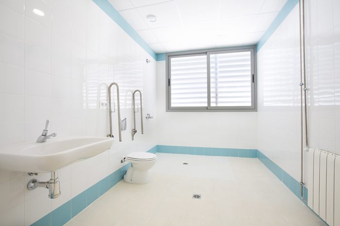 Salle de bains aménagée traitée et sécurisée avec l'antidérapant Swiss Grip