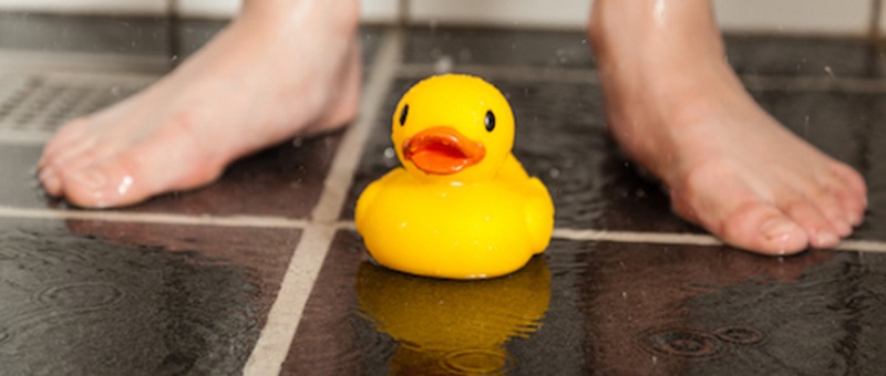 6 conseils pour bien sécuriser la salle de bain pour toute la famille, éviter les risques de chutes et de glissades des petits et des grands.