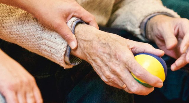 Grâce à l'antidérapant Swiss Grip, éviter le risque de chute chez les personnes âgées, c’est possible !
