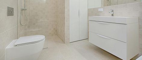 les solutions antidérapantes Stellmann pour prévenir les chutes dans la salle de bains, pour éviter de tomber là où ça glisse.